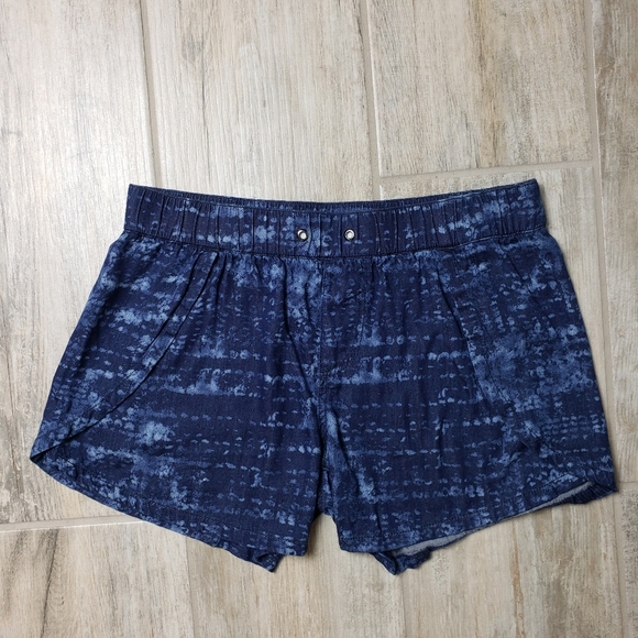 Calvin Klein Jeans Tulip Slit Side Wide Leg Shorts - Picture 2 of 8